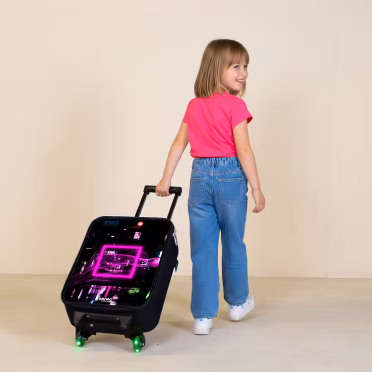 Children's suitcase - Bright pink square above a wet street — 2