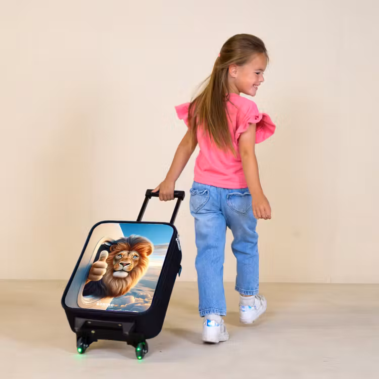 Children's suitcase - Lion out an airplane window with his thumb up — 1
