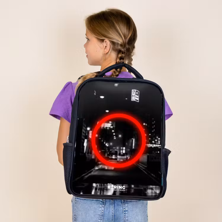 Kids backpack - Black - Bright red circle over a city street — 4