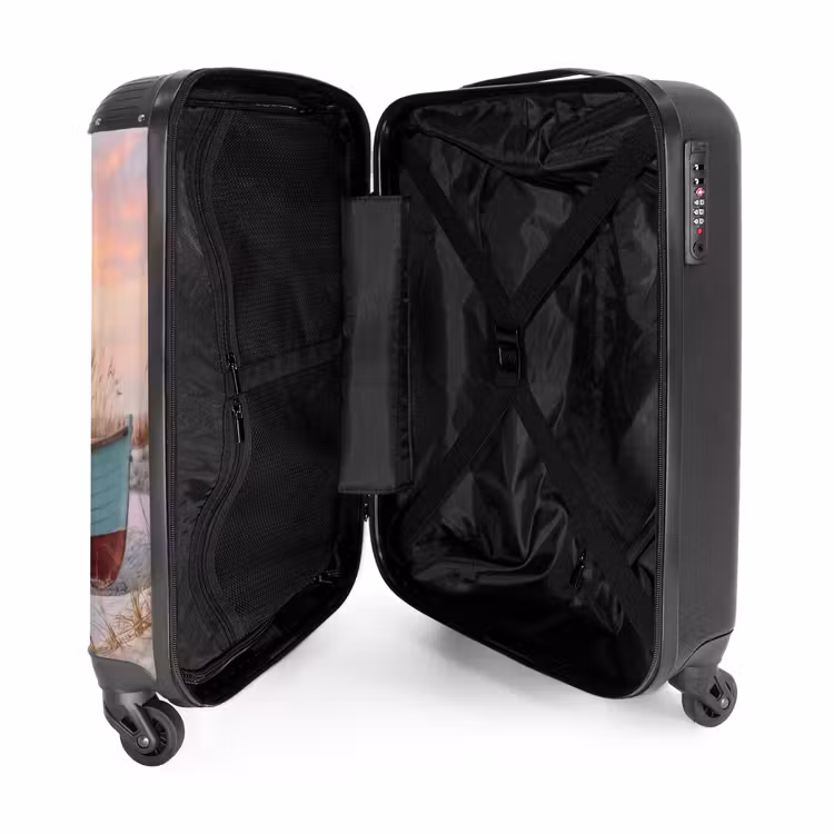 Suitcase - Rustic - Rowing boat - Sandy beach — 5