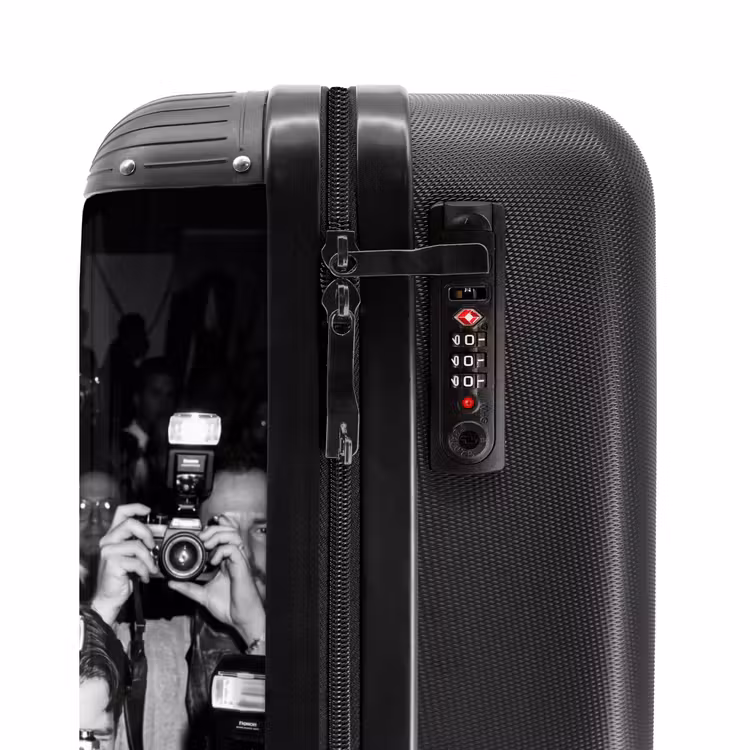 Suitcase - Photographers - Crowd - Flashes - Journalism — 6