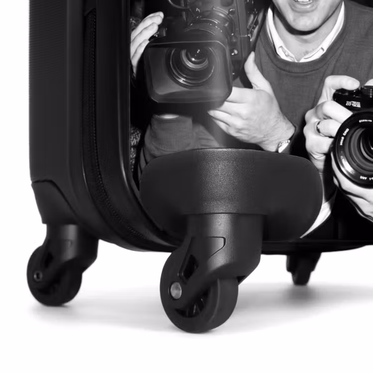 Suitcase - Photographers - Crowd - Flashes - Journalism — 7